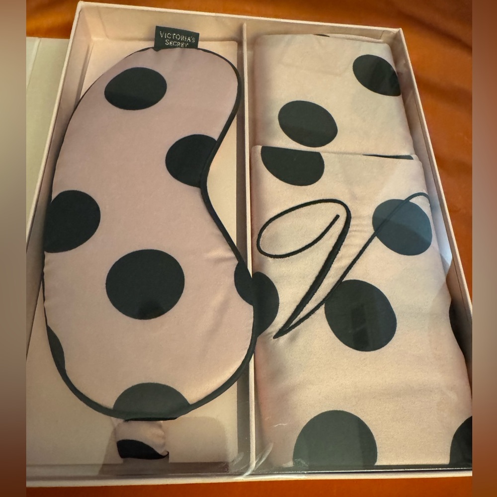 Victoria's Secret Pink and Black Polka Dot Eye Mask and pillowcase Set - NIB/NWT